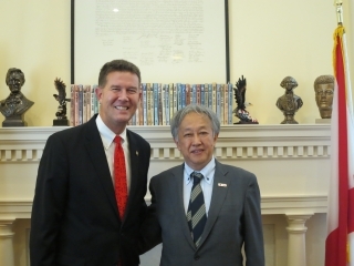 竹内総領事とメリル同州州務長官の会談