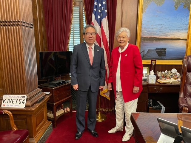 Consul General Maeda meets with Alabama Governor Kay Ivey