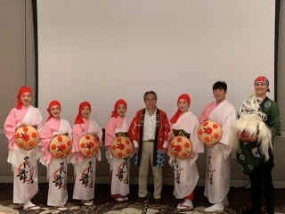 Consul General Maeda with the Hanagasa Kai performers