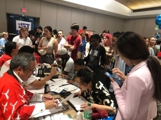 Consul General Maeda teaches calligraphy