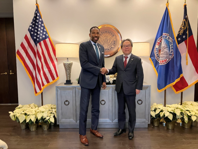 Consul General Maeda meets with Atlanta Mayor Andre Dickens