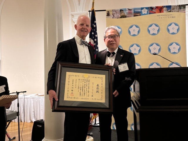 Consul General Maeda presents Mr. Robert Marsh, Chair Emeritus of JASG, the Foreign Minister of Japan’s Commendation Award